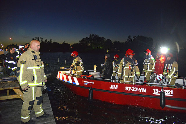 2019/107/20190514-22u43 GB 005 Persoon te water Nieuwemeerdijk.jpg